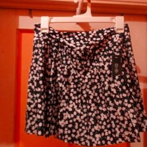 NWT WOMEN'S Med Skort